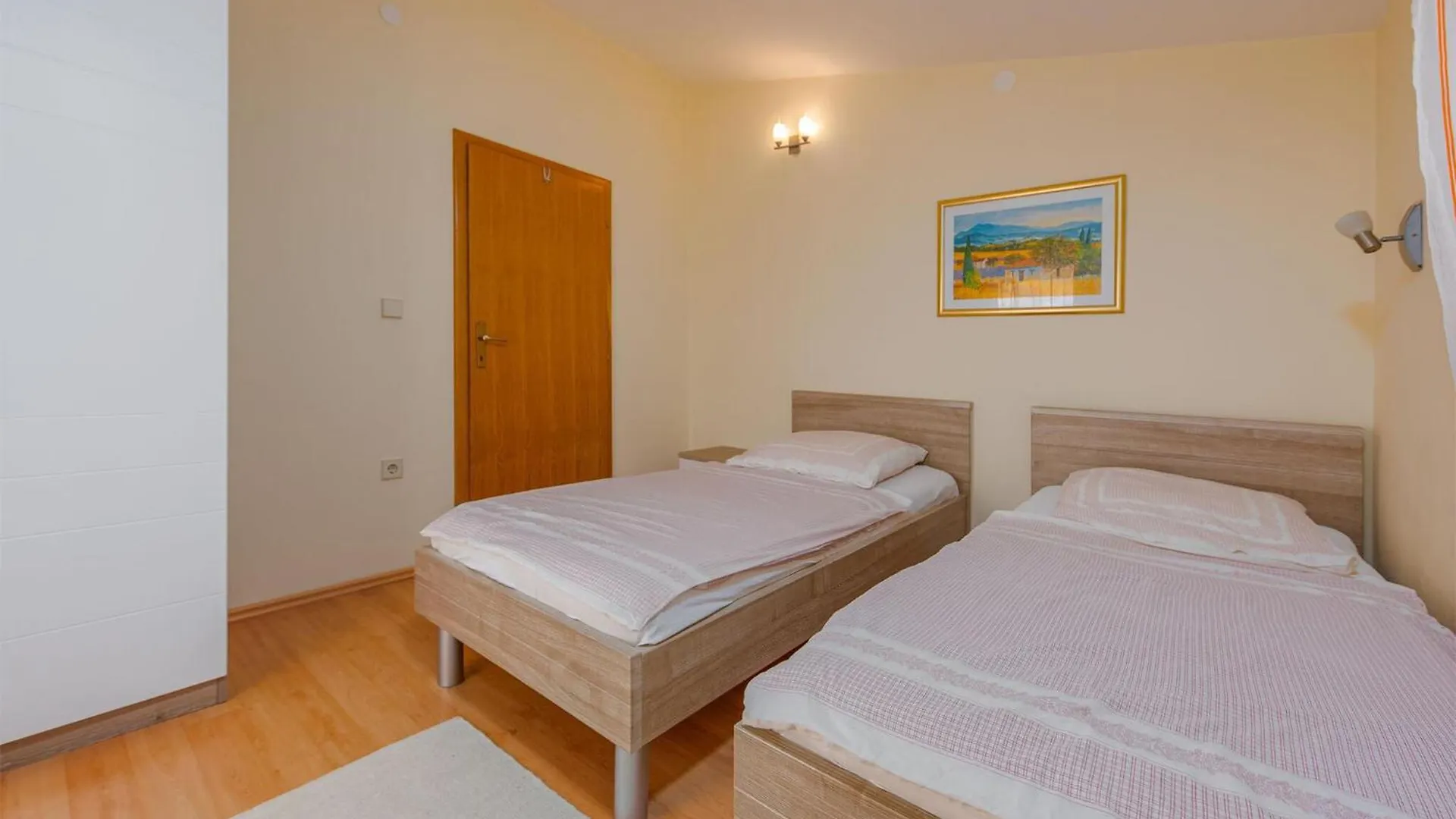 2 Bedroom Amazing Apartment In Vir 0*,